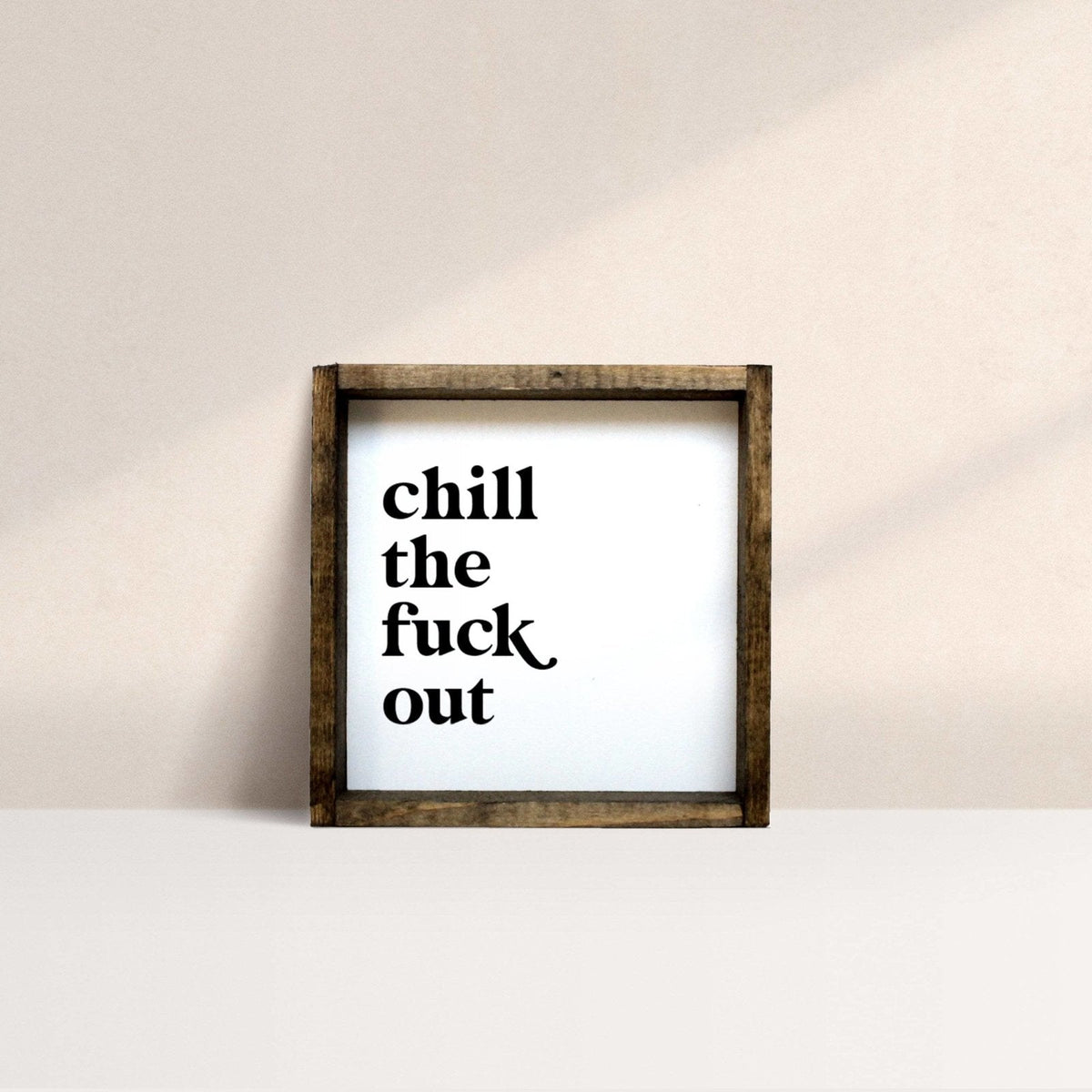 Mini panneau en bois « Chill the Fuck Out »