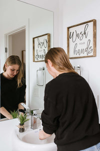 Panneau en bois « Lavez-vous les mains »