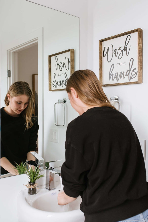 Panneau en bois « Lavez-vous les mains »